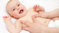 Manfaat Memijat Bayi Sangat Luar Biasa