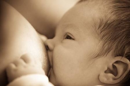 Manfaat Serta Kandungan Kolostrum Bagi Bayi Yang Baru Lahir